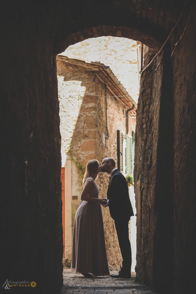 A kiss in the alley of the kiss!