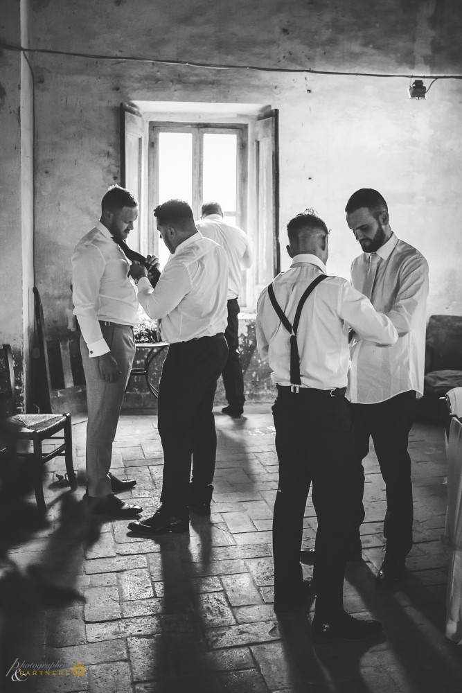 Groom and friends preparation 👞