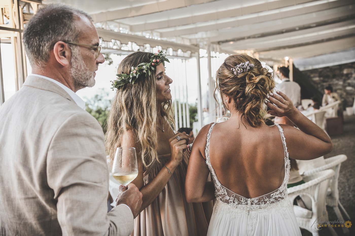 The bride shows her hairstyle.