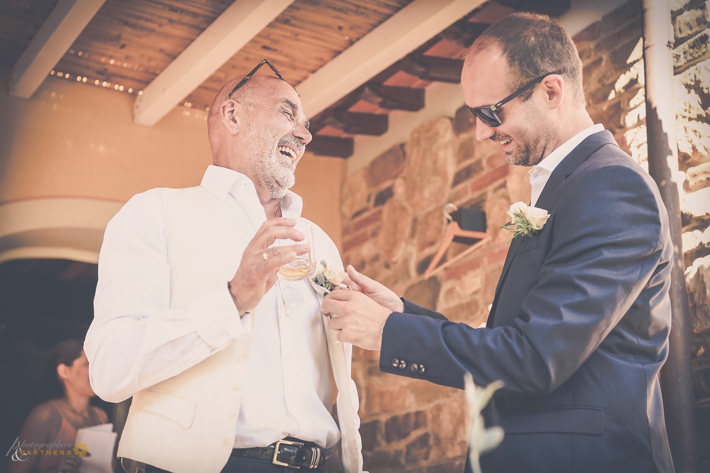 A taste of rum 🥃 while the groom fixes the buttonholes.