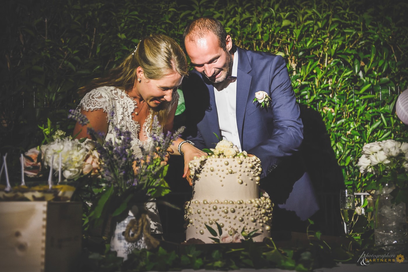 Cutting the wedding cake 🍰