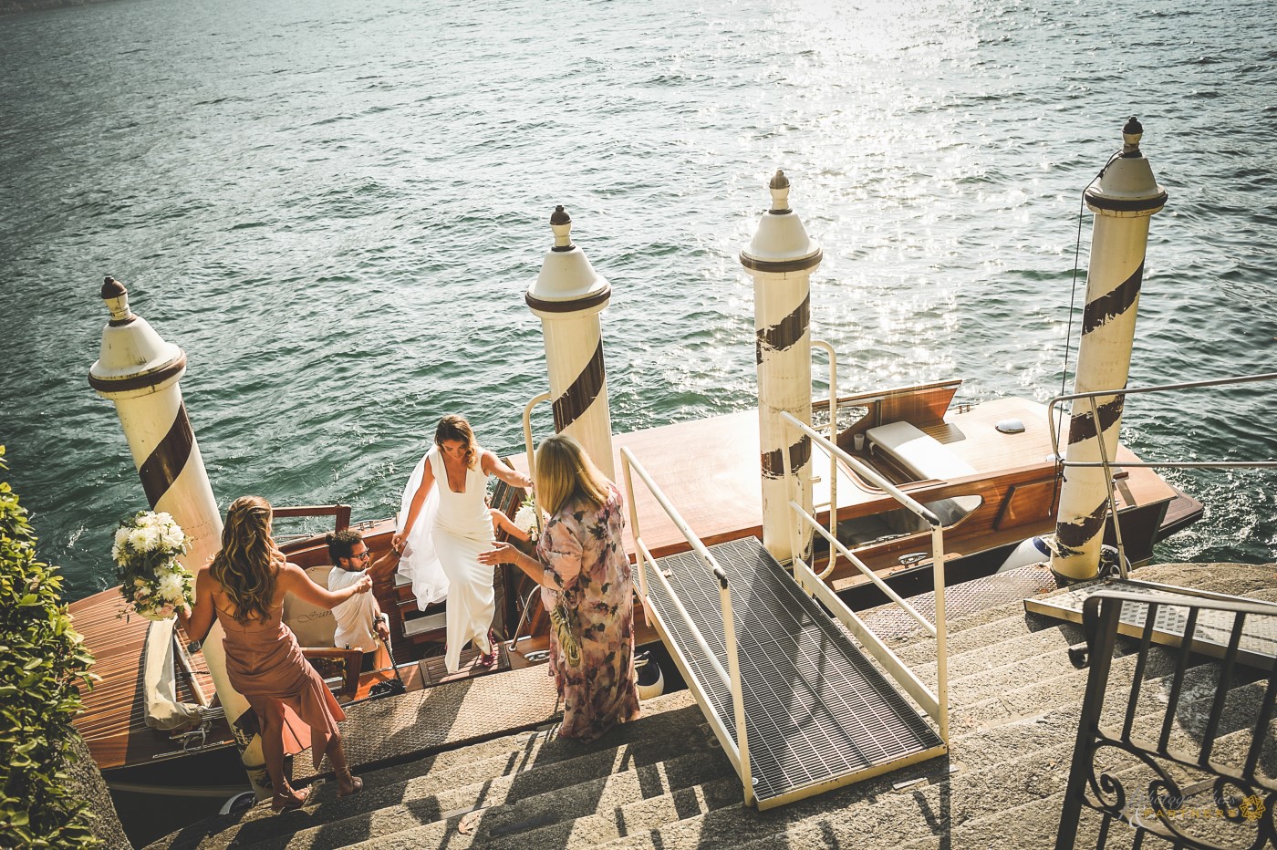 Arrival of the bride at the pier of the villa.