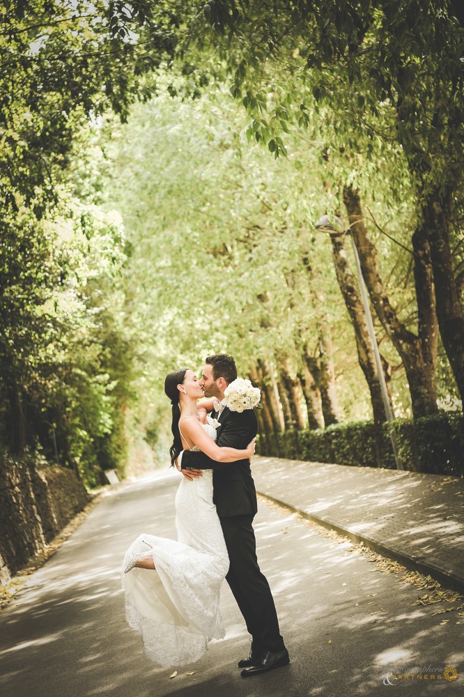 🌳 A passionate kiss in the tree-lined avenue 🌳