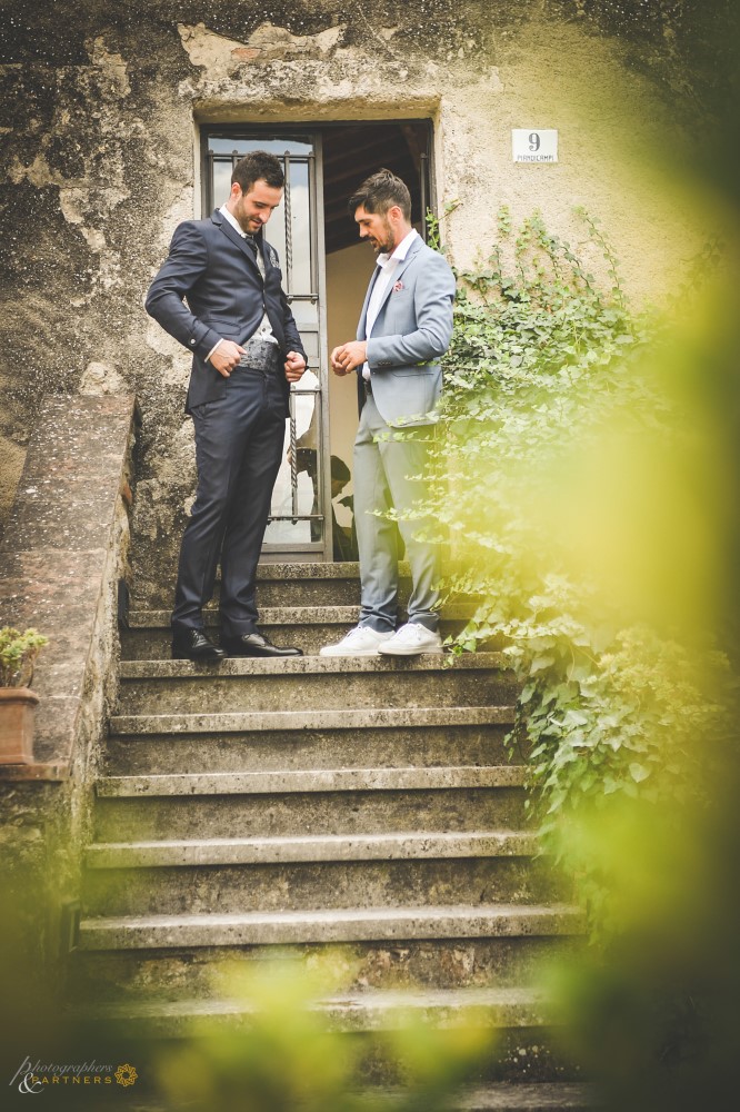 Last adjustments for the groom.