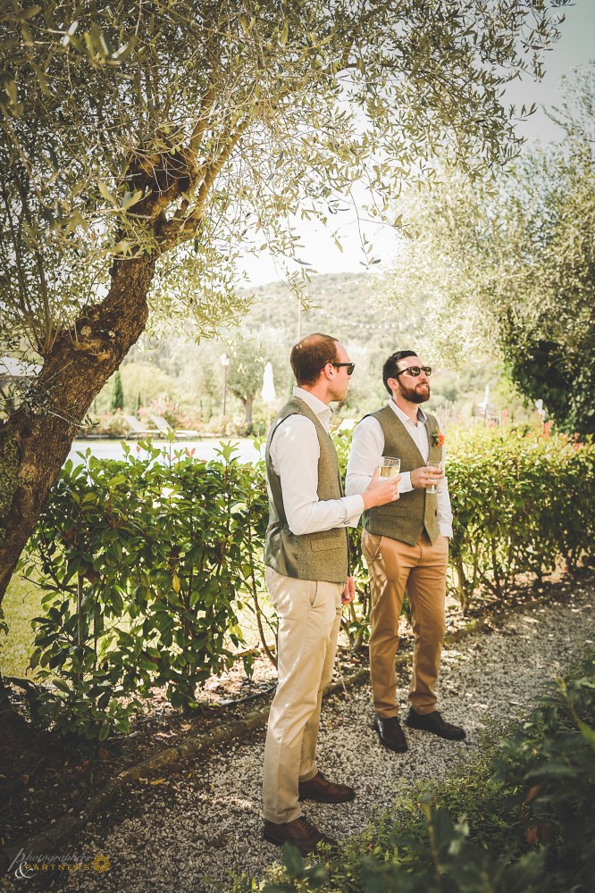 The groom and best man just waiting for...