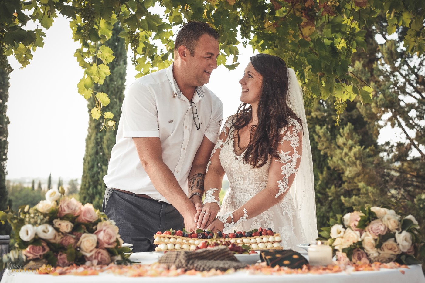 Vineyards and cake is the perfect match.