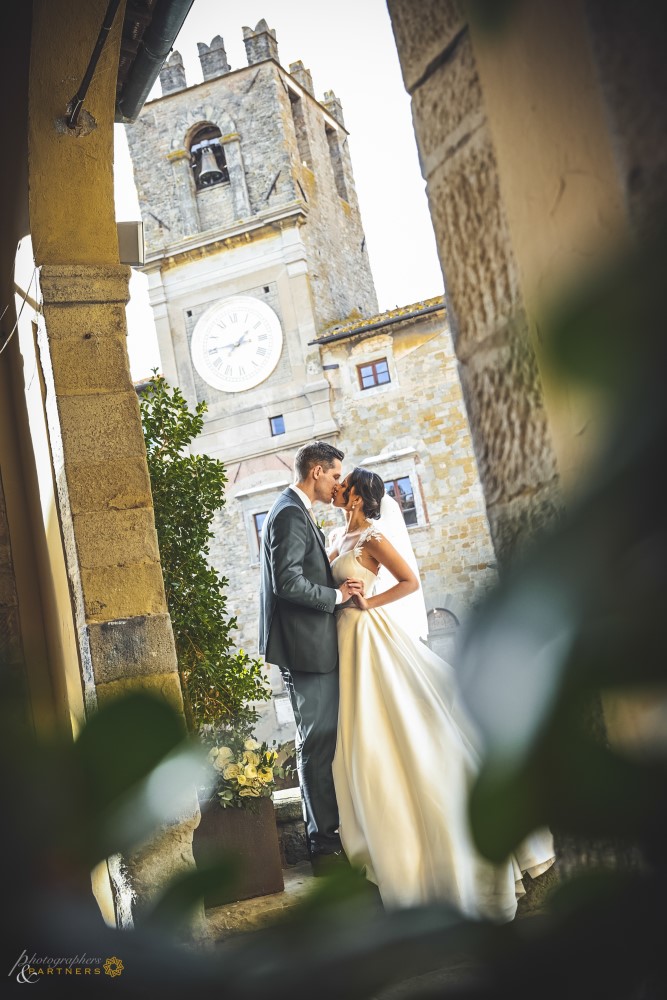 Romantic kiss at Cortona