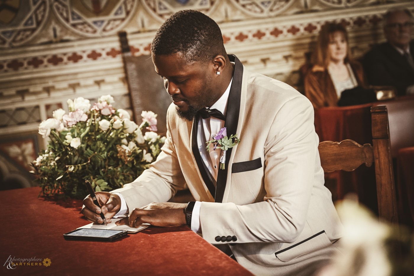 Leandre write the last notes for the vows exchange