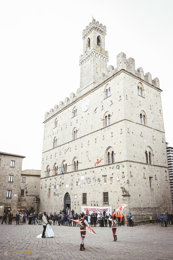 A panoramic photo with the Palazzo Pretorio and the display of flag-wavers