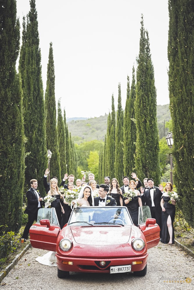 Bridal party & Alfa Romeo vintage car