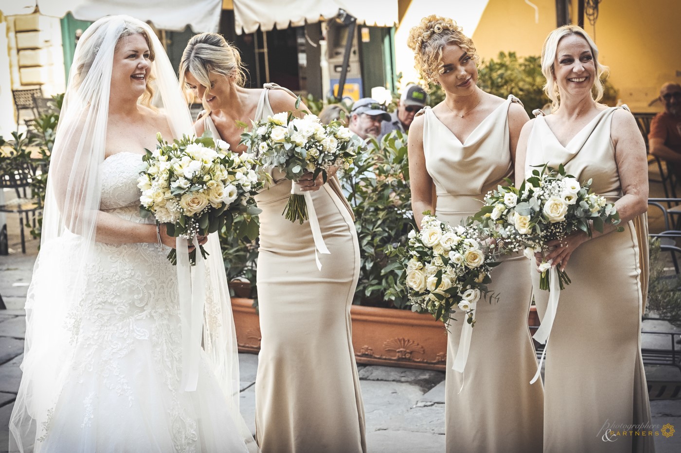 Arrival in Cortona of the bride with bridesmaids