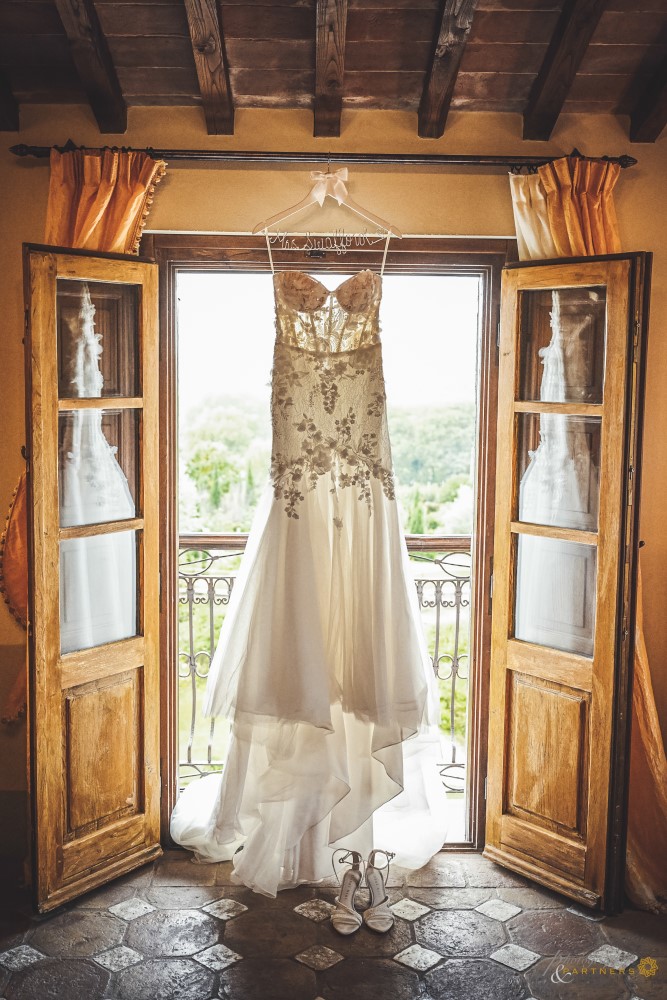 The wedding dress 